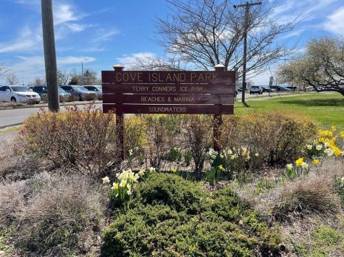 315 Cove Rd, Stamford, CT 06902-6122