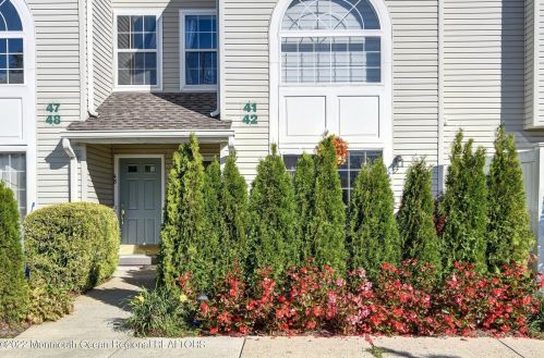 42 Richmond Ct, Tinton Falls, NJ 07712-7735