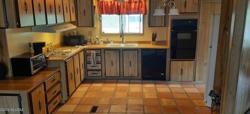 2240 Diamond Bar Ln, Tucson, AZ 85713-6798