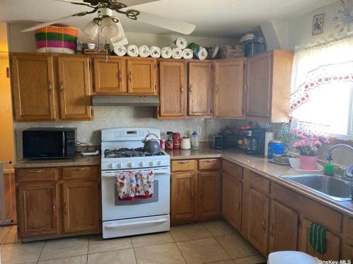 395 Oakland Ave, Central Islip NY  11722-2013 exterior