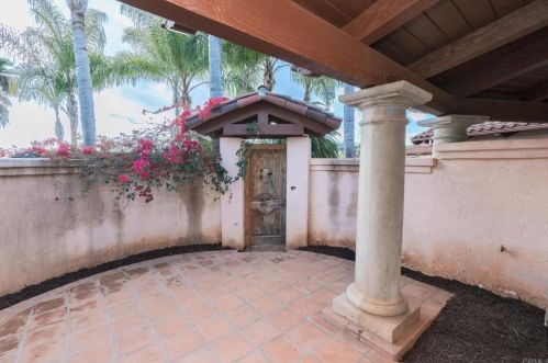 1129 Sugarbush Dr, Vista CA  92084-6605 exterior