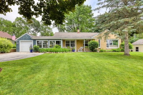 218 Park Crest Dr, Thiensville, WI 53092-1712