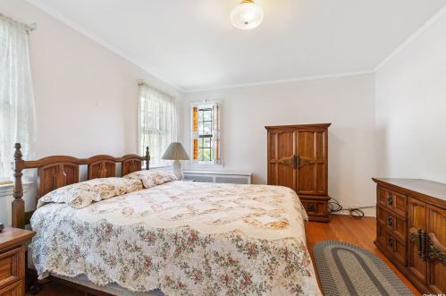 37 Mayfair Ave, Floral Park NY  11001-2546 exterior