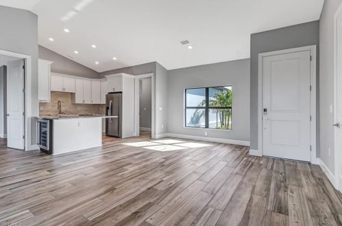 913 11th Ter, Cape Coral, FL 33909-1438