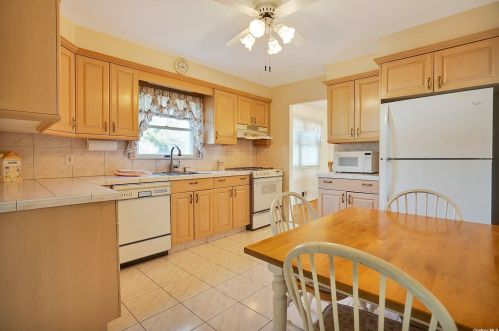 5 Enfield Ln, San Remo NY  11754-4028 exterior