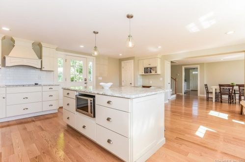 945 Stonington Rd, Pawcatuck, CT 06379-1436