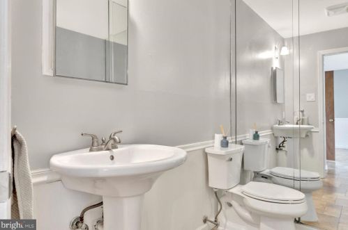 176 Canterbury Ct, East Windsor NJ  08520-5536 exterior