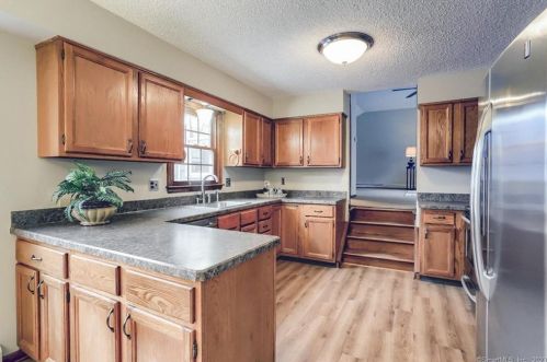 8 Thunder Ridge Rd, Sandy Hook CT  06482-1643 exterior