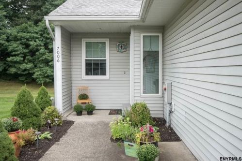 7006 Suzanne Ln, Schenectady, NY 12303-5200