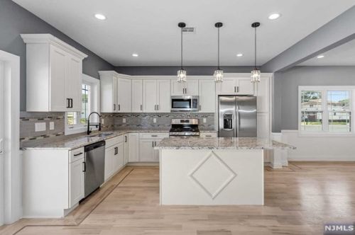 207 Philip Ave, Elmwood Park NJ  07407-2226 exterior