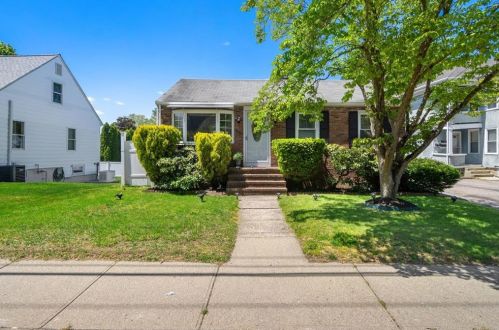 727 Mendon Rd, Woonsocket, RI 02895-2437