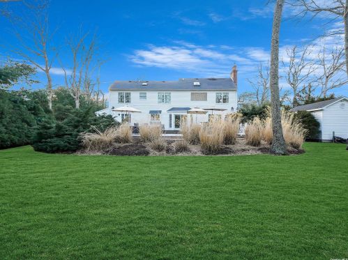 18 Drew Dr, Eastport NY  11941-1335 exterior