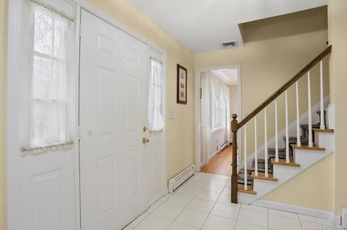 97 Old Hollow Rd, Bridgeport, CT 06611-5544