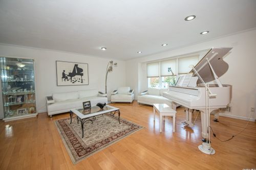 28 Hammond Rd, Elwood NY  11731-4810 exterior