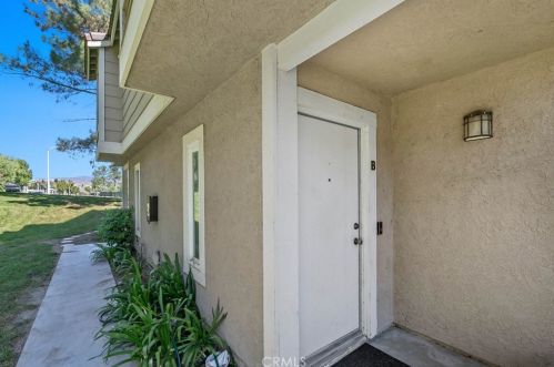 31373 The Old Rd, Santa Clarita, CA 91384-4221