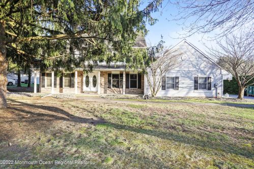 4 Lakeview Dr, Tinton Falls, NJ 07712-3138