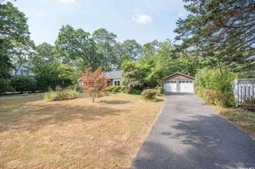 511 Pine Acres Blvd, Brightwaters, NY 11718-1202