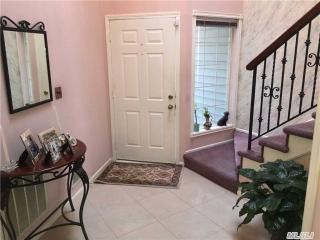 31 Hampshire Ct, Holbrook, NY 11741-2852