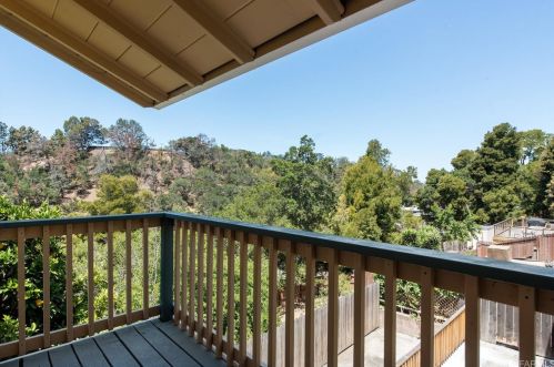 9411 Castlewood St, Oakland CA 94605-4415 exterior