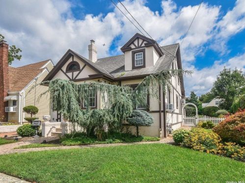 150 10th St, New Hyde Park, NY 11040-4205