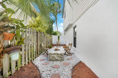 2533 Bessie St, Delray Beach, FL 33444-2105