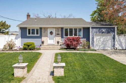 835 Carlton Rd, Babylon, NY 11704-7138