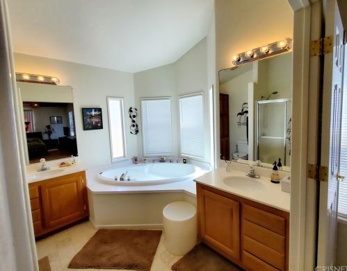 20084 Crestview Dr, Santa Clarita CA  91351-5759 exterior