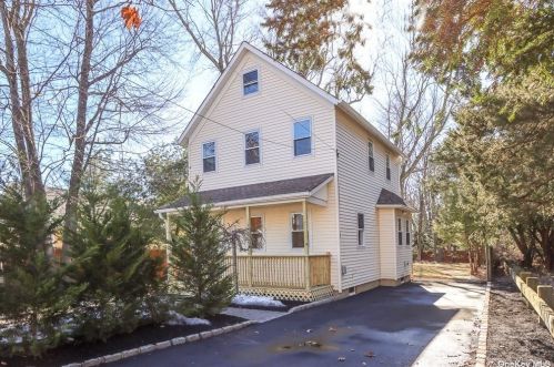 33 11th St, Huntington Station, NY 11746-1717