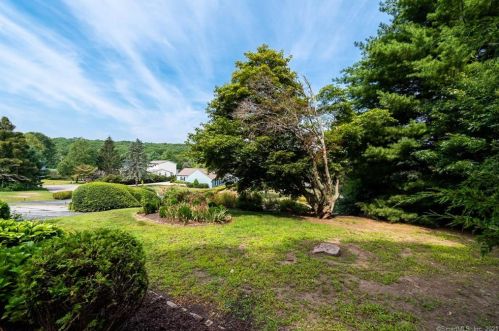 10 Baldwin Dr, Waterford CT  06385-2708 exterior