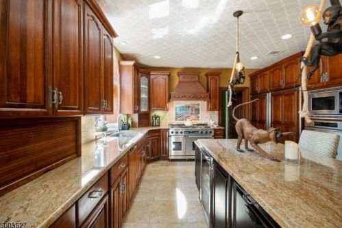 25 Wilshire Dr, Sparta NJ  07871-2841 exterior