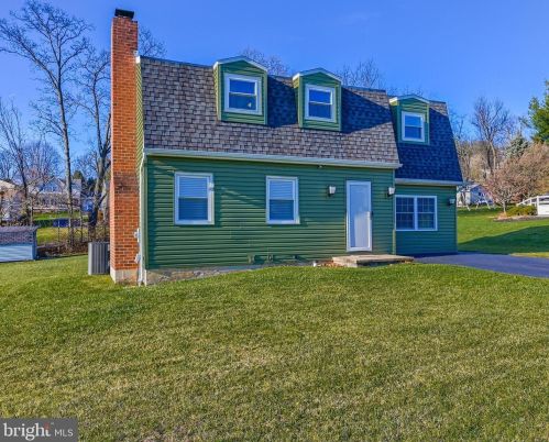 451 Hillside Dr, Red Lion, PA 17356-9288
