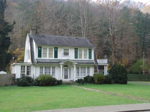 911 Riverside Dr, Havaco, WV 24801-2611