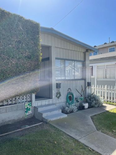 126 11th St, Seal Beach, CA 90740-6425