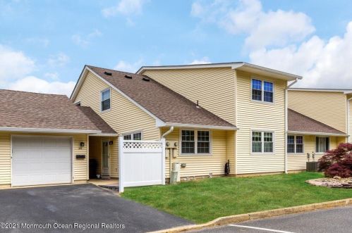 25 Kathy Ct, Bricktown, NJ 08724-1443