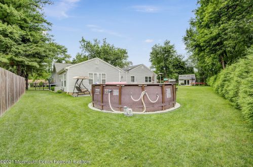 4 Windsor Ct, Jackson Twp NJ  08527-1214 exterior