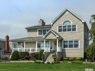 255 Belvedere Dr, Oakdale, NY 11769-2209