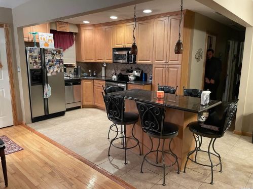 28 Mckinley Ave, North Lindenhurst, NY 11757-5924