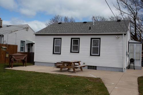 3429 1st St, Milwaukee, WI 53207-3231