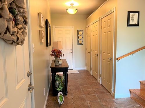 10 Fairhill Dr, New Castle, PA 16105-1106