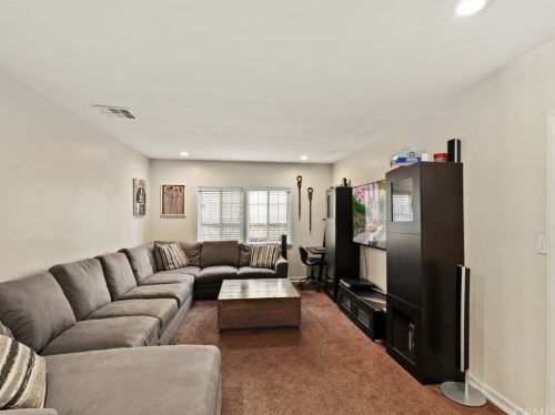 7356 Leescott Ave, Van Nuys CA  91406-2629 exterior