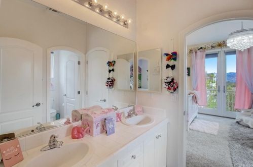 5391 Evening Sky Dr, Simi Valley CA  93063-5744 exterior