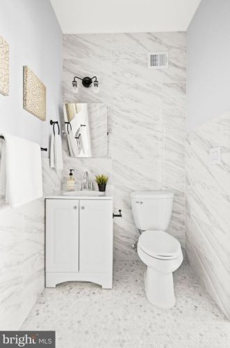 1111 Holbrook Ter, Washington DC 20002-2704 exterior