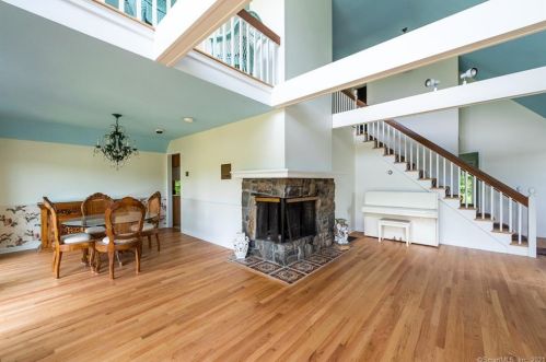 10 Baldwin Dr, Waterford CT  06385-2708 exterior