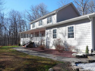 218 Log Tavern Dr, Milford, PA 18337-7801