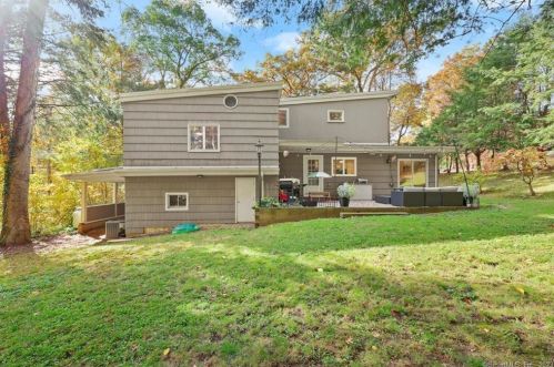 38 Hemlock Trl, Bridgeport CT  06611-3343 exterior