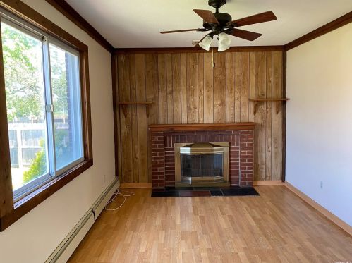 233 6th St, North Lindenhurst, NY 11757-1116