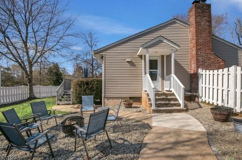 127 Hillside Ave, Bedminster NJ  07921-2516 exterior