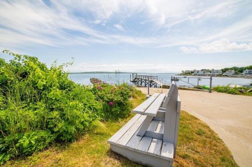 46 King Philip Rd, South Kingstown RI  02882-1102 exterior