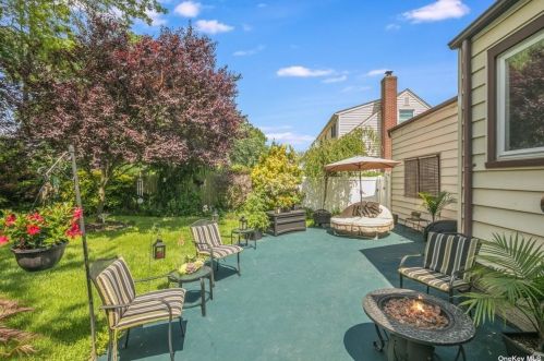 7 Parkview Cir, Bethpage NY  11714-2309 exterior