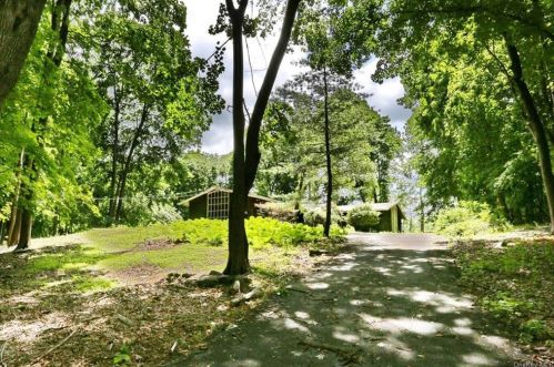 1 Wesley Chapel Rd, Airmont, NY 10901-2603